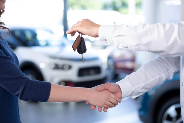 Close-up,Of,Car,Dealer,Shaking,Buyer's,Hand,And,Giving,Keys