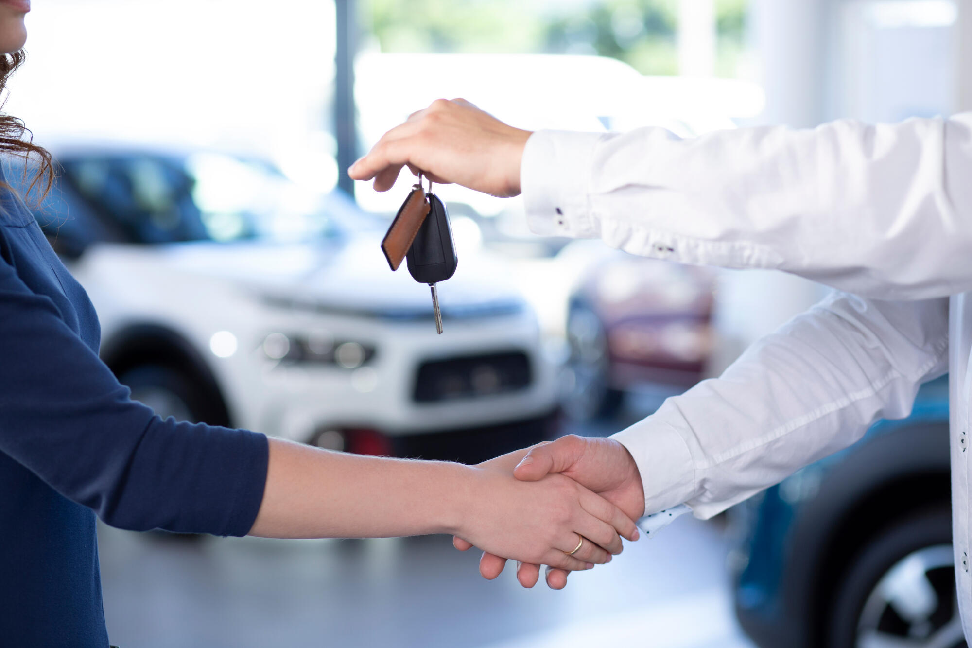 Close-up,Of,Car,Dealer,Shaking,Buyer's,Hand,And,Giving,Keys