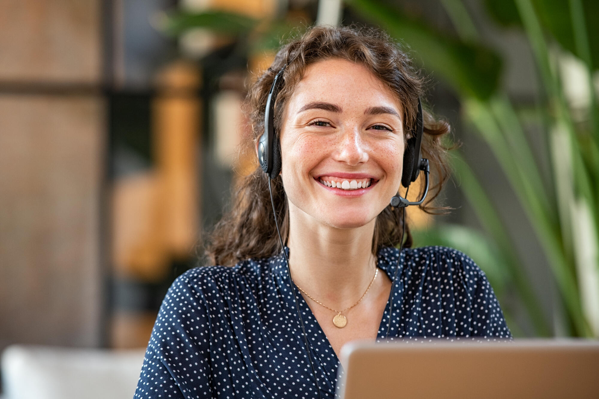 Portrait,Of,Smiling,Businesswoman,Working,In,A,Creative,Office