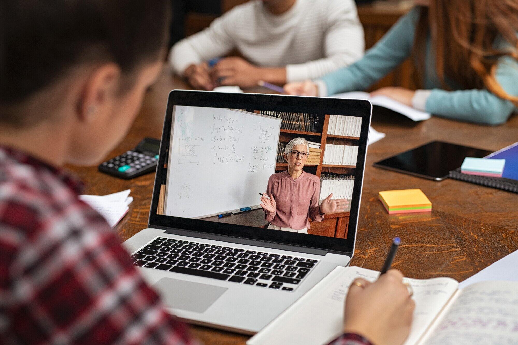 Teacher-explaining-lesson-in-v